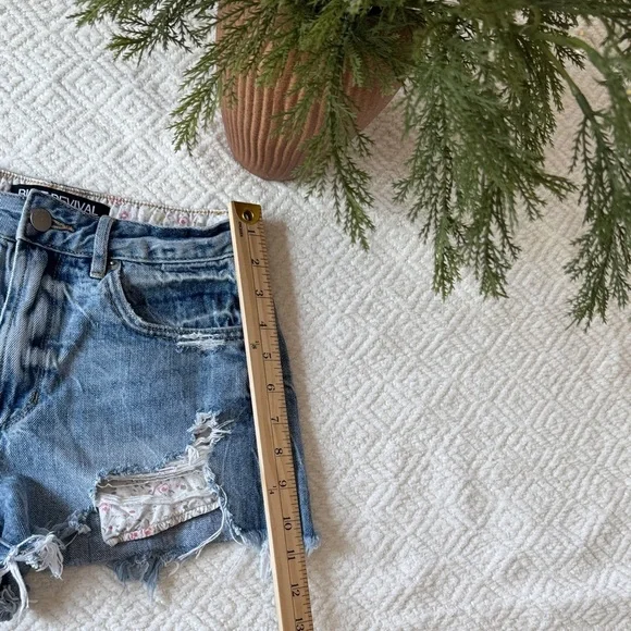 Blue Revival Stylish Distressed Blue Jean Shorts Size 24 - Picture 6 of 9